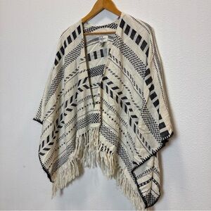 American Eagle Aztec‎ Poncho Shrug Black and White Patterned Women's Sweater